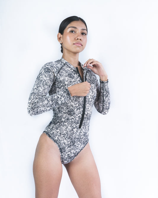 PAVONES - Hueso con flores negras