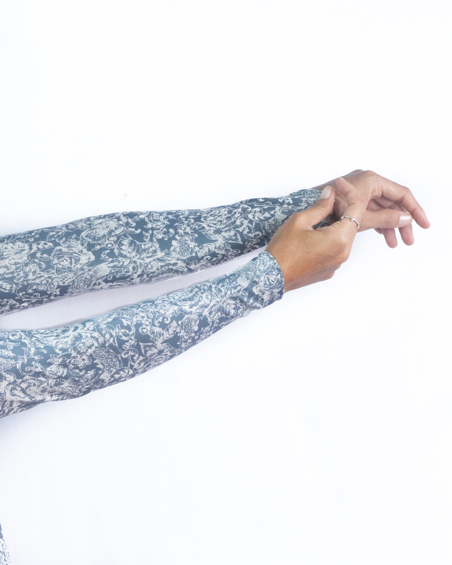 Rashguard Gris con flores blancas